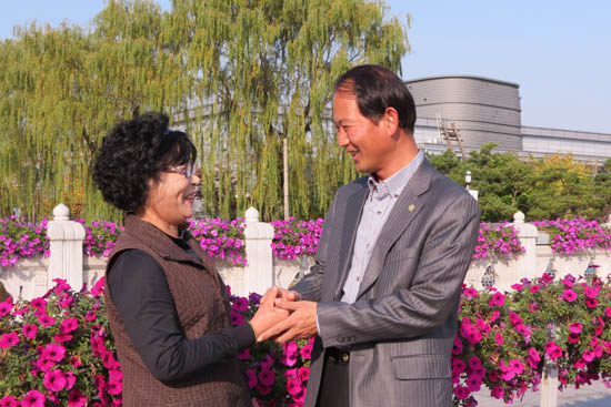 지역구 민생현장을 살피러 가던 중 주민과 만나 반갑게 악수를 나누고 있는 김명욱 의원.