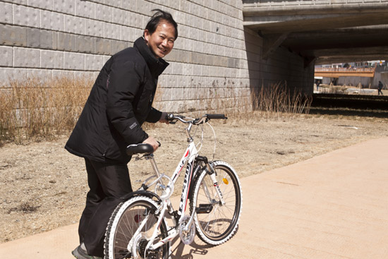 환경운동가 출신답게, 지역구 곳곳을 다닐 때 자전거를 주로 이용하는 김명욱 의원