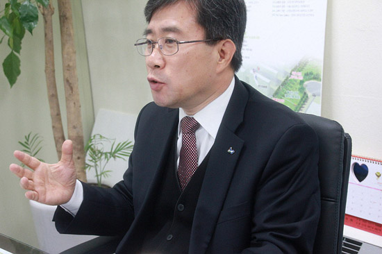 박흥수 소장이 푸른녹지사업소의 올 성과와 내년 주요사업에 대해 설명하고 있다.