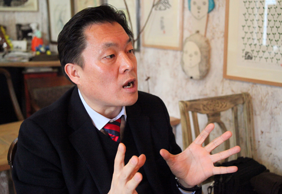  홍재언론인협회와 인터뷰중 자신의 의견을 밝히고 있는 이재준 부시장