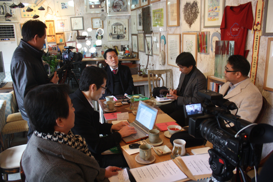 이재준 부시장과 인터뷰를 진행하고 있는 홍재언론인협회 회원들.