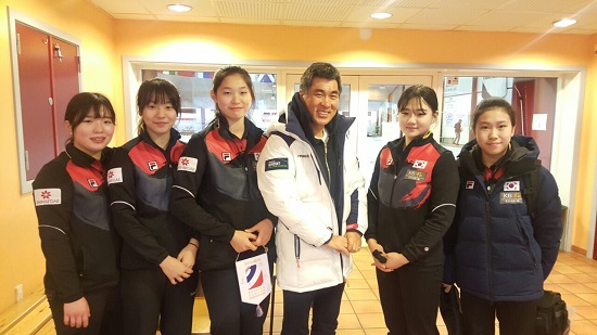 경기컬링연맹 최윤식 회장(왼쪽에서 네번째)과 선수들.