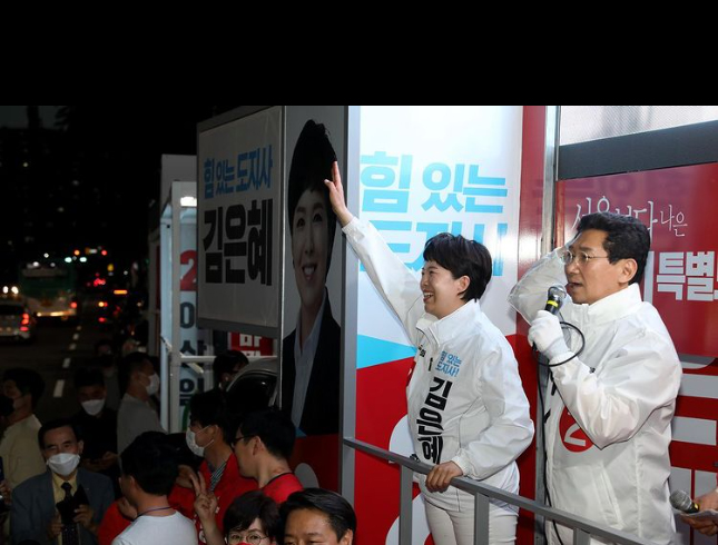 국민의힘 이상일 용인시장 후보와 합동 유세를 펼치고 있는 김은혜 후보