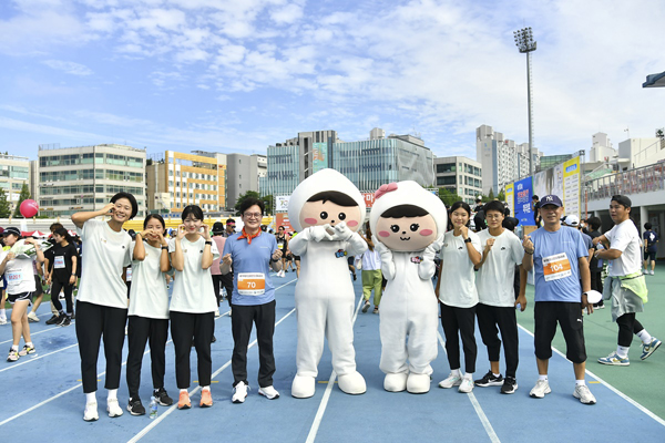 김병수 김포시장이 18일 제10회 김포한강마라톤대회에 참석해 시청 소속 육상선수들과 기념사진을 찍고 있다.