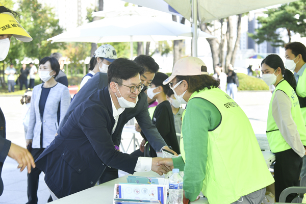 자원봉사자 및 행사 진행 관계자들을 격려하고 있는 김병수 김포시장