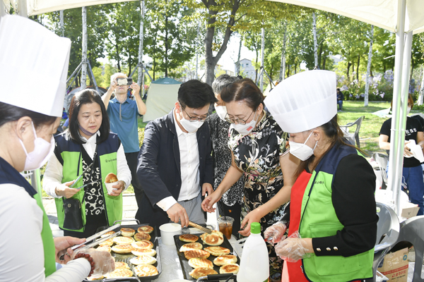 중국 국가 문화 체험부스에서 전통음식 만들기에 참여한 김병수 김포시장