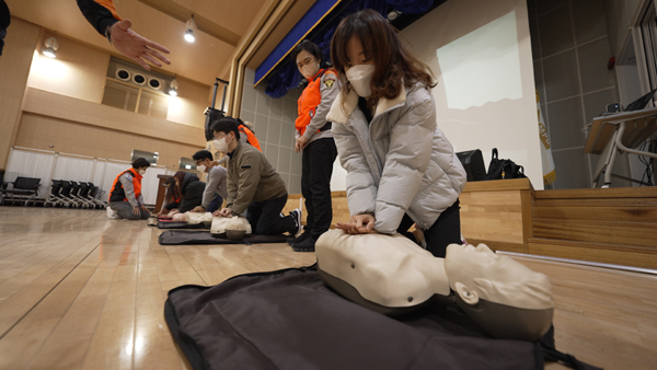 김포시청 공무원들이 지난달 29일 고촌읍 주민센터에서 열린 응급처치교육 실습을 진행하는 모습