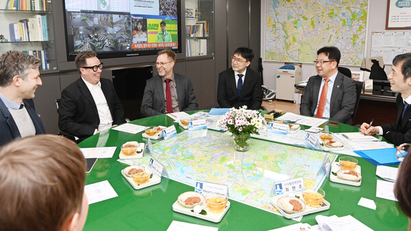 김현수 제1부시장(오른쪽)과 헬싱키대학 연구팀이 이야기를 나누고 있다.